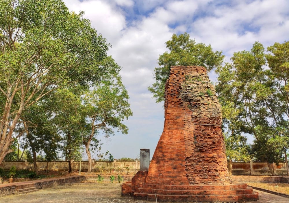 Tháp cổ Vĩnh Hưng